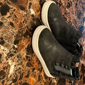 Children’s shoes size 9